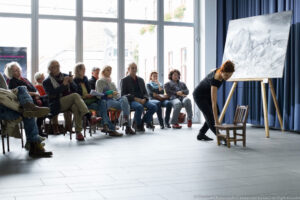 SCHIELE fest 2017: „Zwischen den Stühlen“, Solo-Tanzperformance Sybille Starkbaum, Musik: Martina Cizek, © Elisabeth Nesensohn